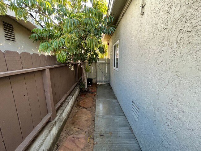 Foto del edificio - Lovely, 1BD/1BA with private entry and yar...