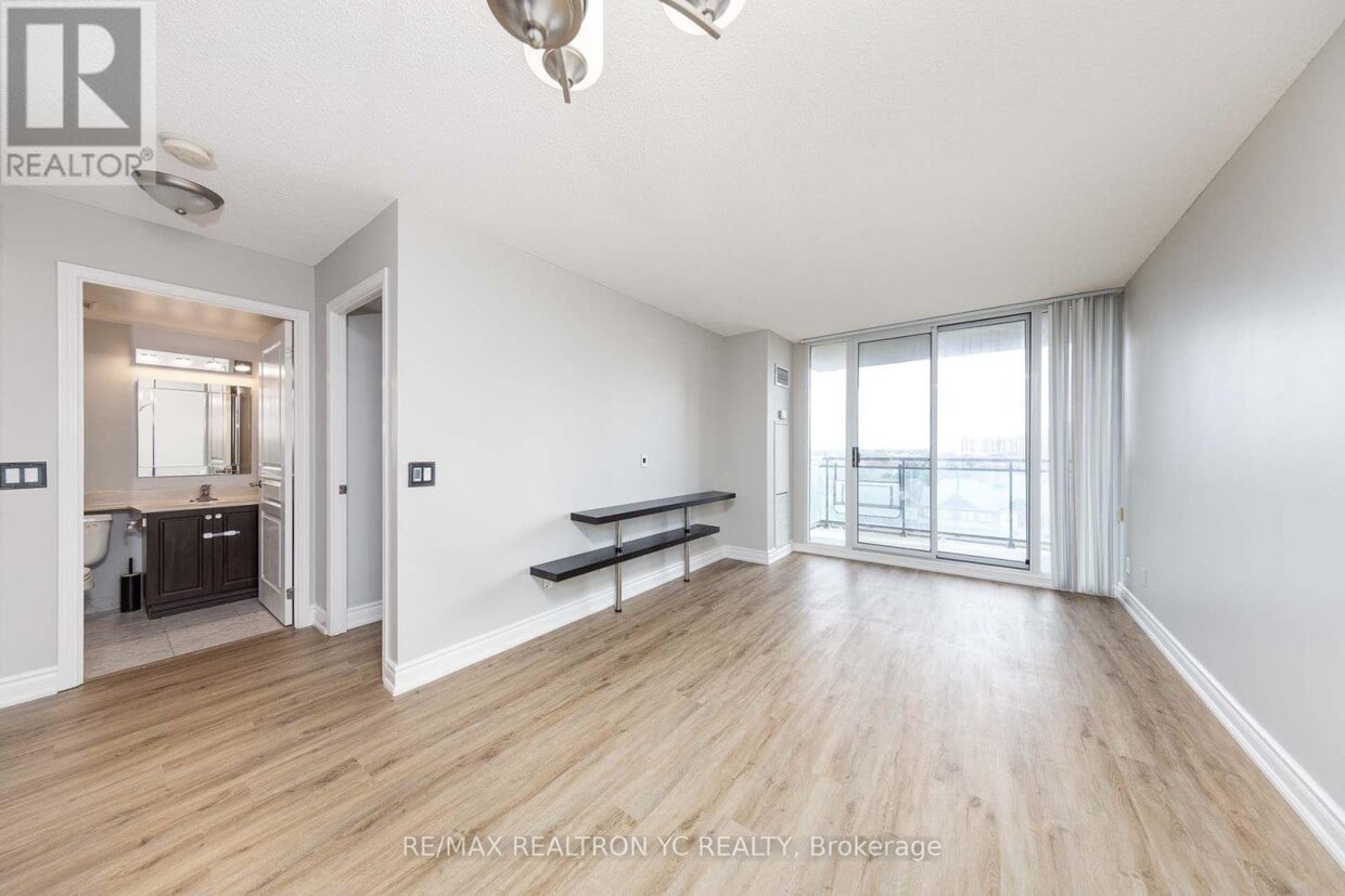 Photo principale - 310-310 Red Maple Rd