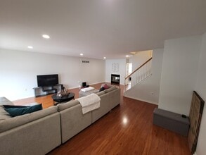 Building Photo - 2104 Harrison Ct