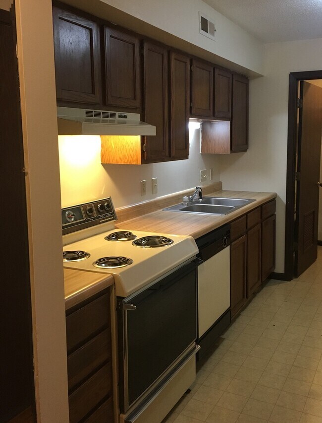 Building Photo - 2 Bedroom Condo Next to East Broadway Shopping