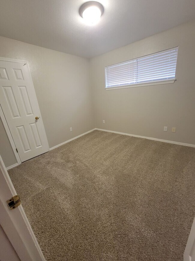 Foto del edificio - $300 Off 1st Month Special