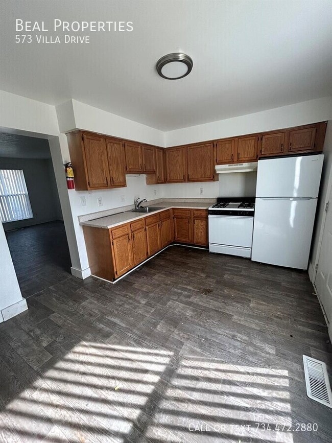 Building Photo - 573 Villa Dr