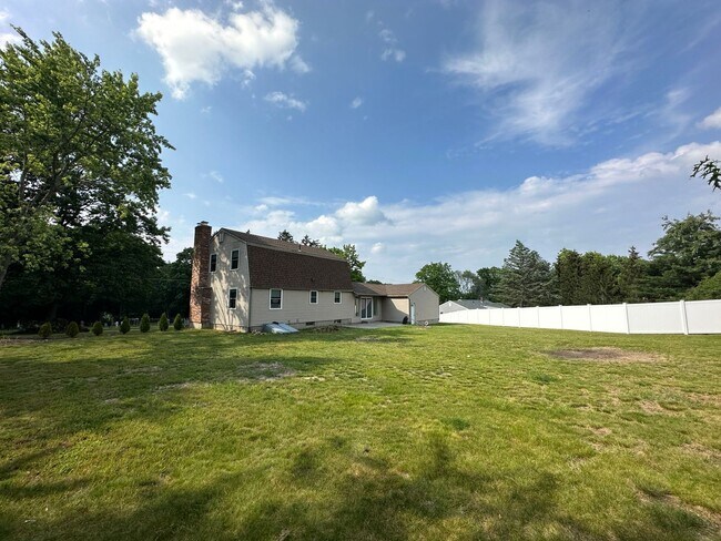 Foto del edificio - 169 Rocky Hill Rd