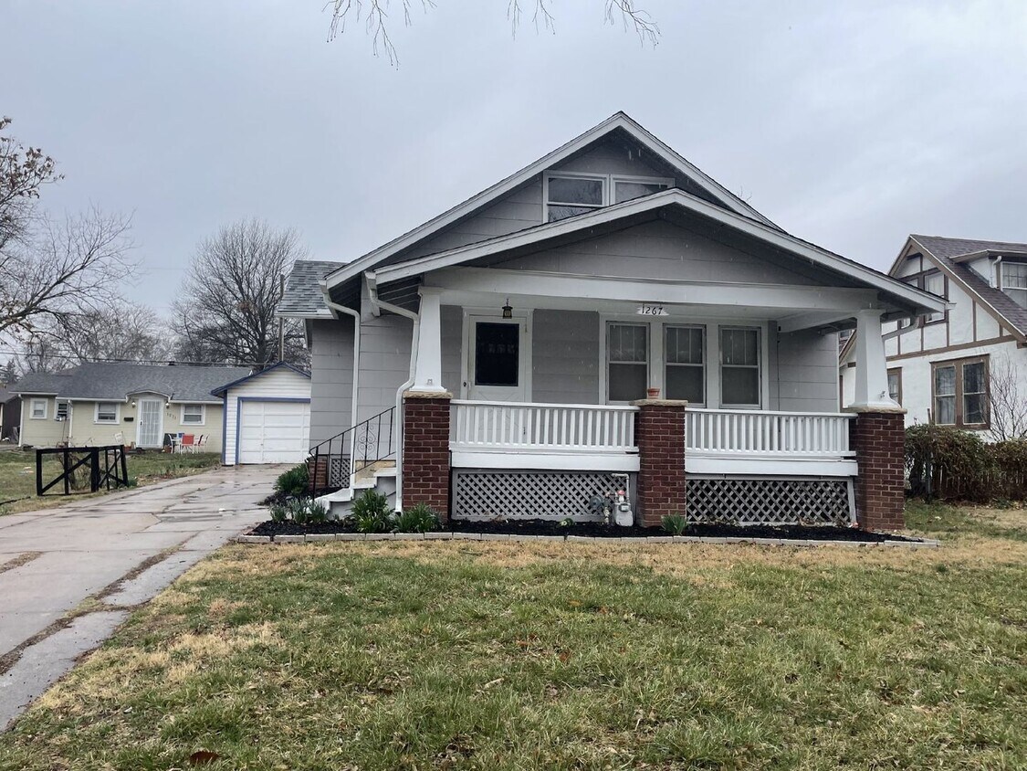 Foto principal - Charming 3 Bedroom Home with Hardwood Floo...
