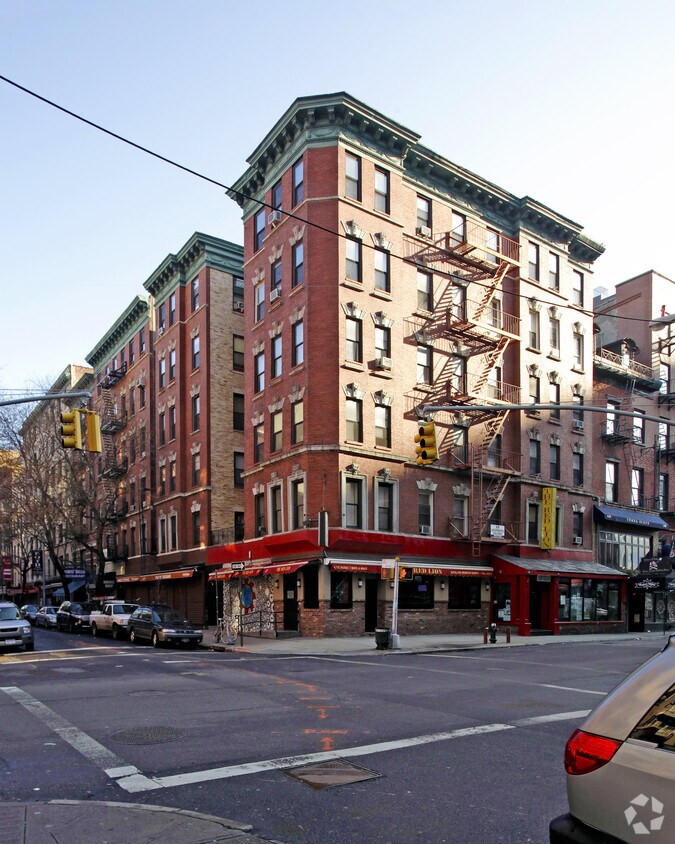 Primary Photo - 206 Thompson St