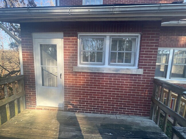 Building Photo - 3 bedroom home with LARGE Yard space - Available 8/05/2026