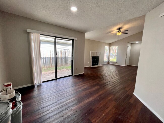 Building Photo - 3/2 Lease Near The Domain!