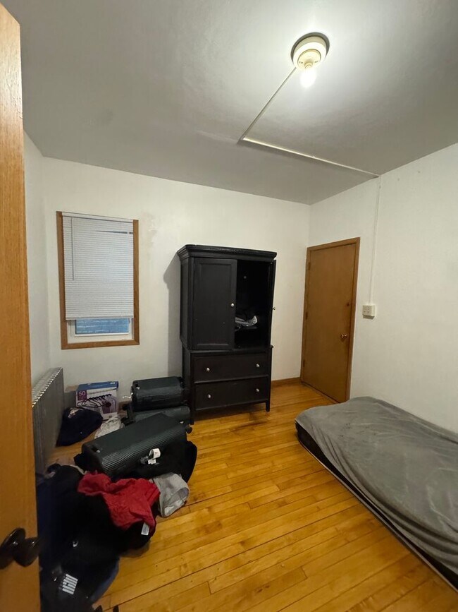 Foto del edificio - 2945 N Oakland Ave
