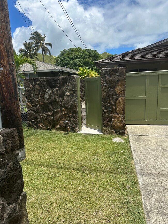 Front Gate - 1123 Kainui Dr