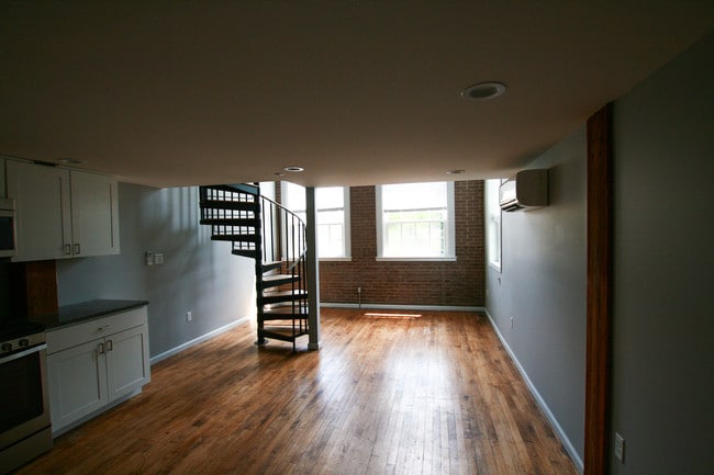 Building Photo - 632 N College St