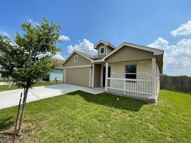 Building Photo - Beautiful 4 bedroom, 2 bathroom, single st...
