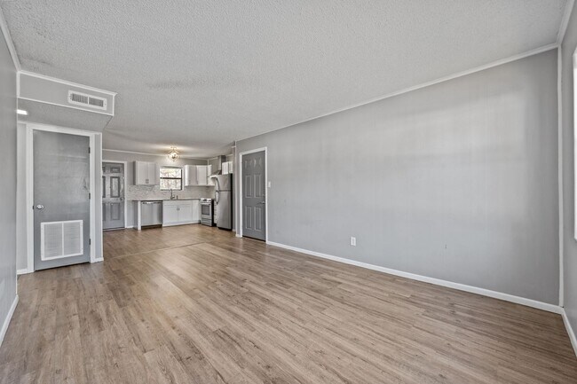 Building Photo - Welcome to Ravenwood Drive!