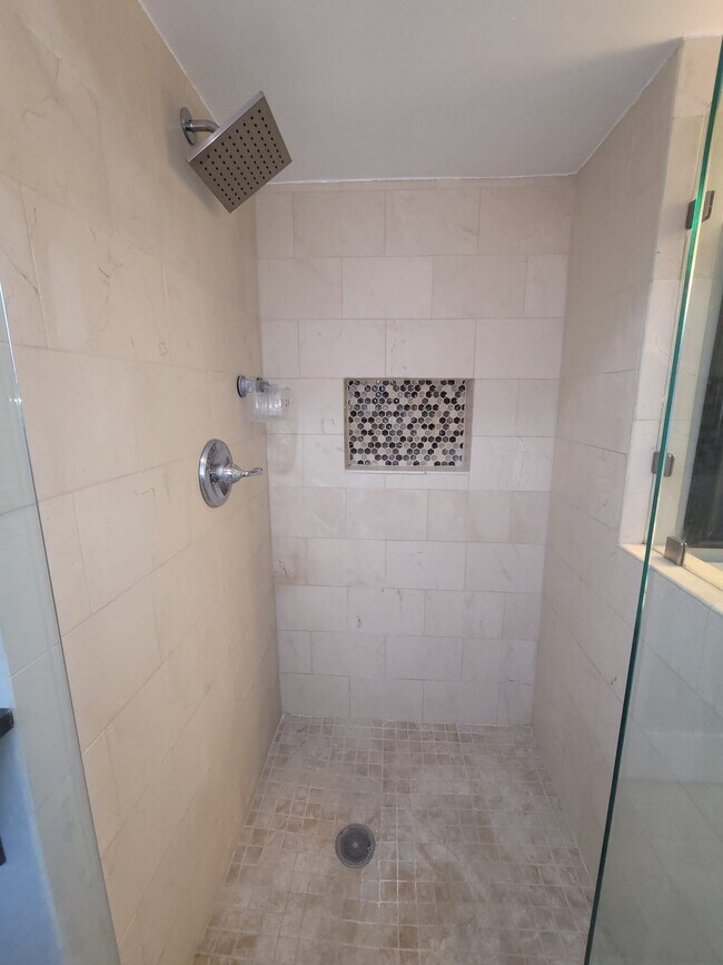 Foto del edificio - 8743 Dorion St