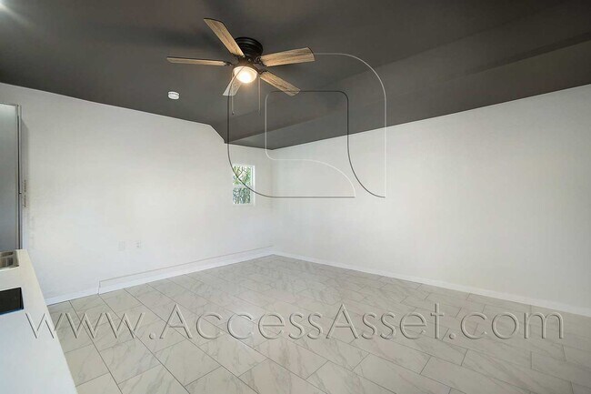 Foto del edificio - Charming Garage Studio /1 Bath With Private Entrance In Riverside!