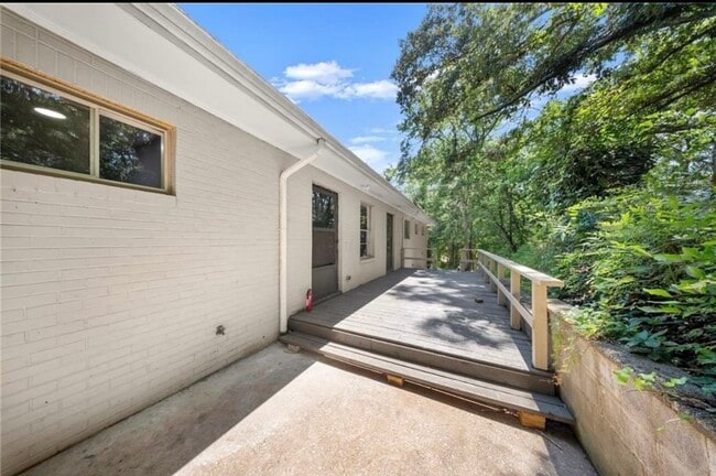 Building Photo - 1112 Riverside Ter