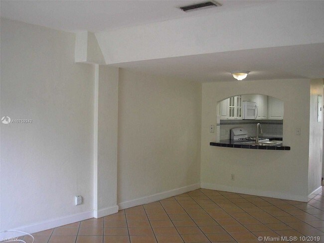 Foto del edificio - 3 br, 1.5 bath Condo - 6709 N Kendall Dr 218