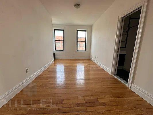 Foto del edificio - 3 bedroom in ASTORIA NY 11105