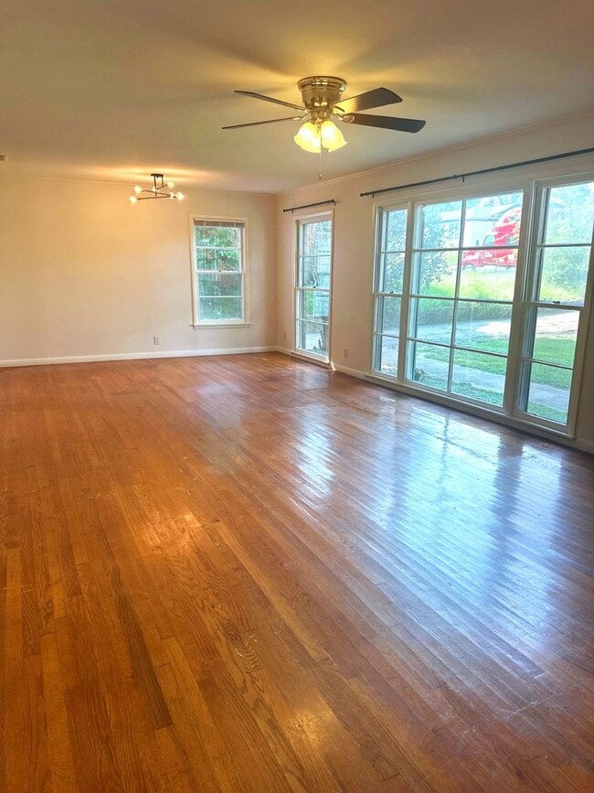 Building Photo - 3 Bedroom Cottage On Over Half Acre!