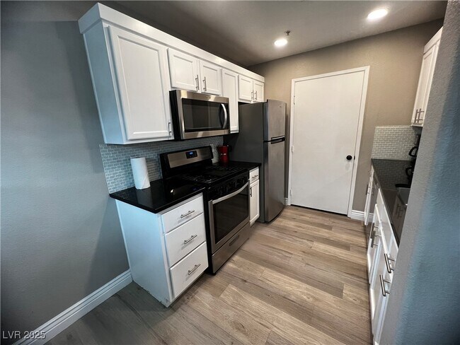 Foto del edificio - 950 Seven Hills Dr