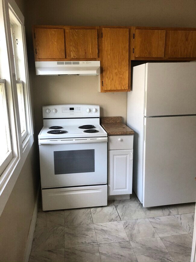Building Photo - 465 Hollenbeck St