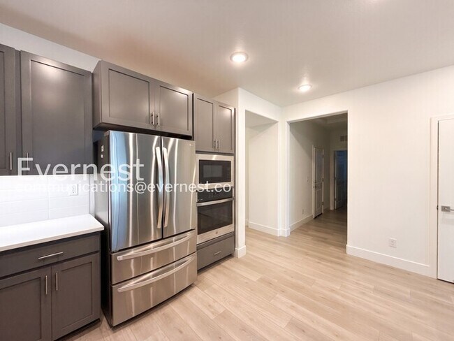 Building Photo - 4-Bed/3-Bath Home/Voucher Accepted/Available Now!