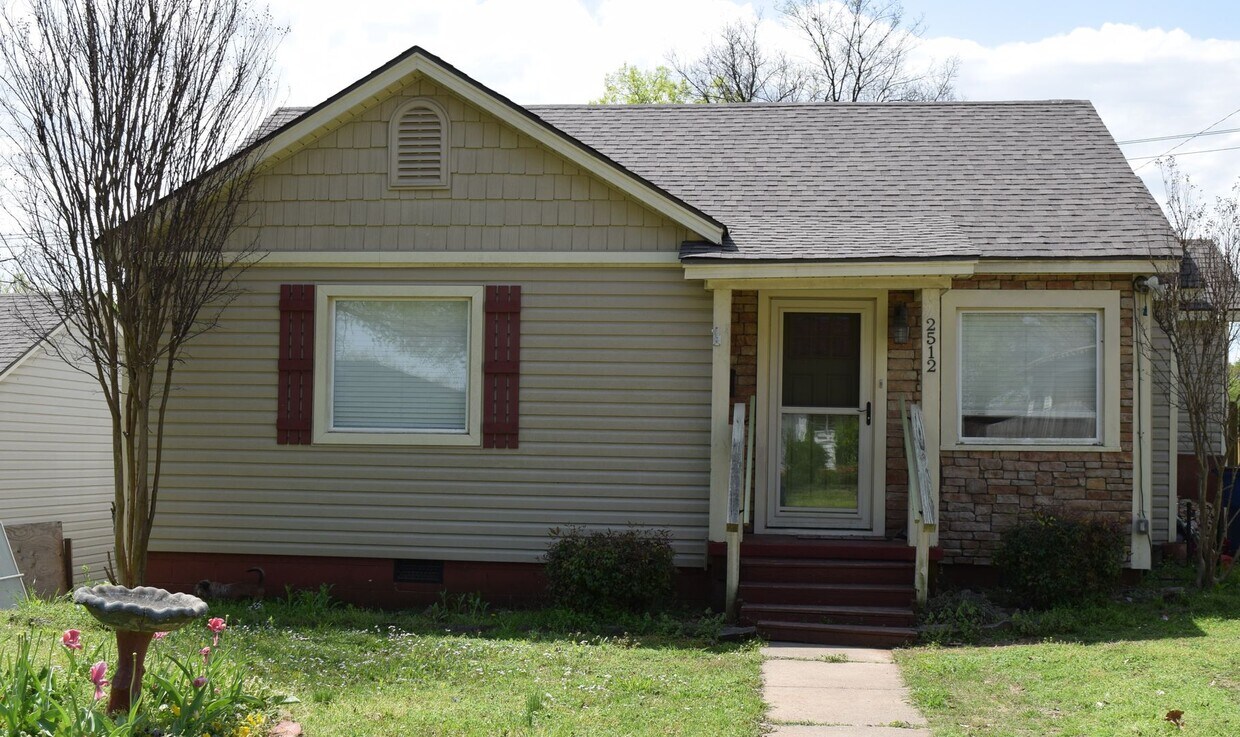 Foto principal - Charming 3 Bed 2 Bath Park Hill Home