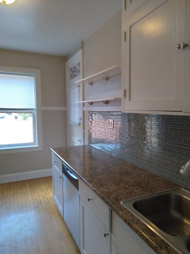 Building Photo - Spacious Two Bedroom Close to St. Francis ...