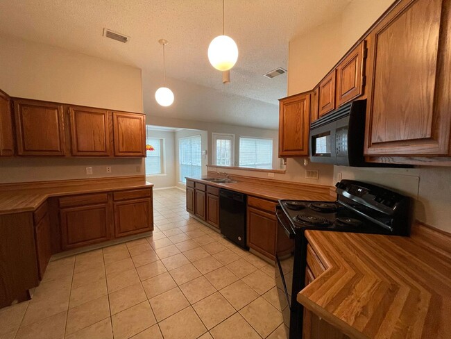 Foto del edificio - CUTE 3 BEDROOM HOME ON CUL-DE-SAC WITH LARGE BACK YARD*FRESH INTERIOR PAINT*2 CAR GARAGE*FIREPLAC...