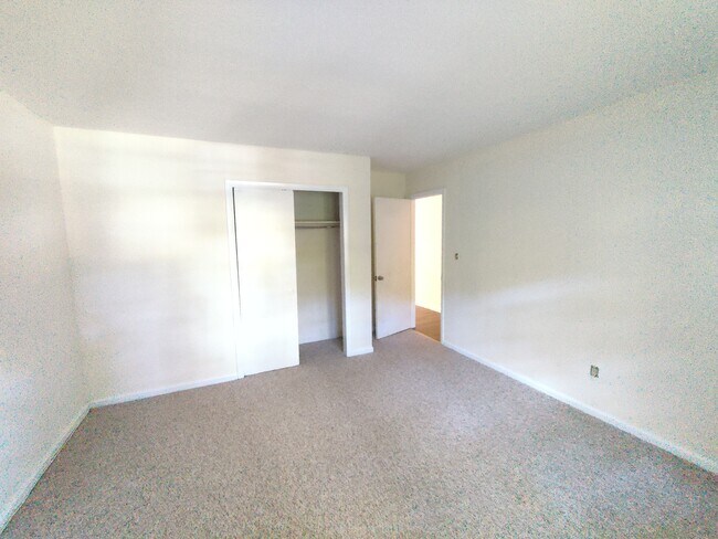 Building Photo - 1117 Waterbury Rd