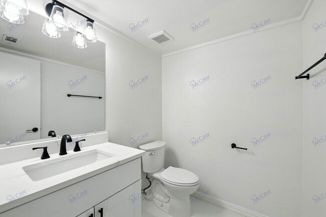 Building Photo - 730 Bluebonnet Dr