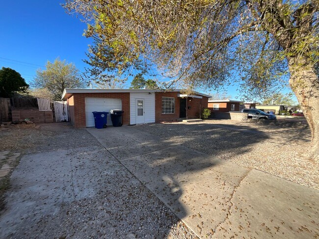 Building Photo - 3 Bedroom Single Story Available Near Coma...