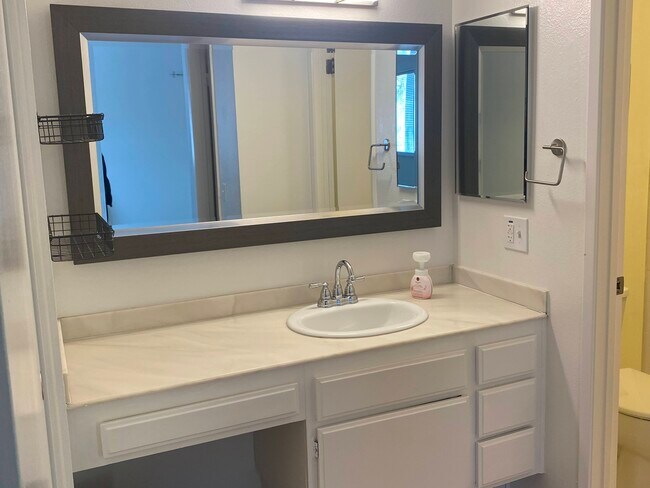Great Area to Get Ready in the Morning - 1859 Delta Ave
