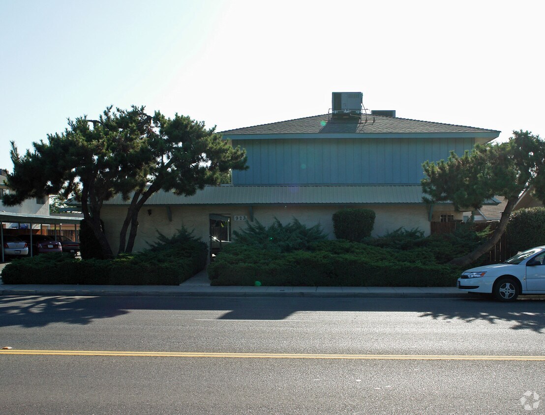Building Photo - 923 Minnewawa Ave