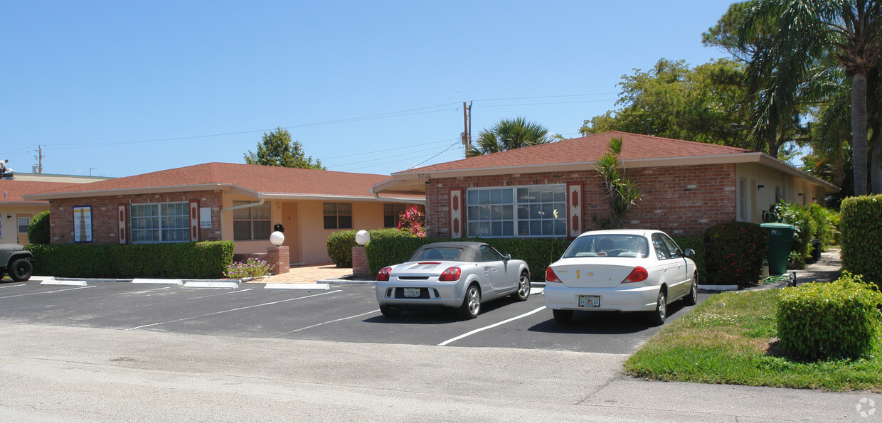 Primary Photo - Lighthouse Point Apartments