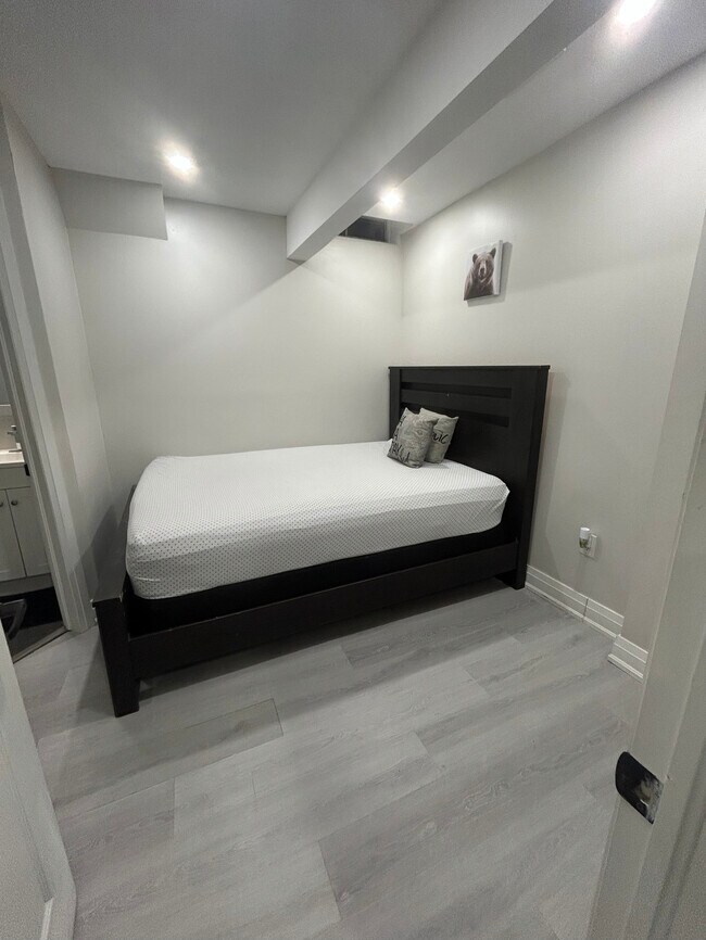 Building Photo - 1 BED - 1 BATH - HAMILTON - BASEMENT