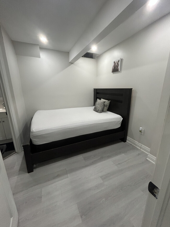 Photo du bâtiment - 1 BED - 1 BATH - HAMILTON - BASEMENT