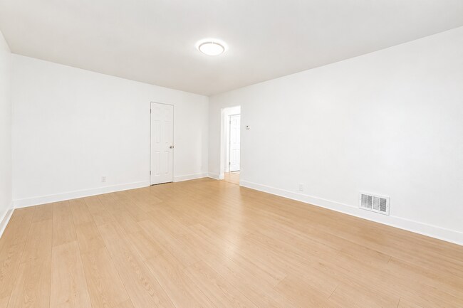 Foto del edificio - Renovated 2 Bed Near Ruby Hill Park | Pet Friendly | Off-Street Parking | W/D Hookups