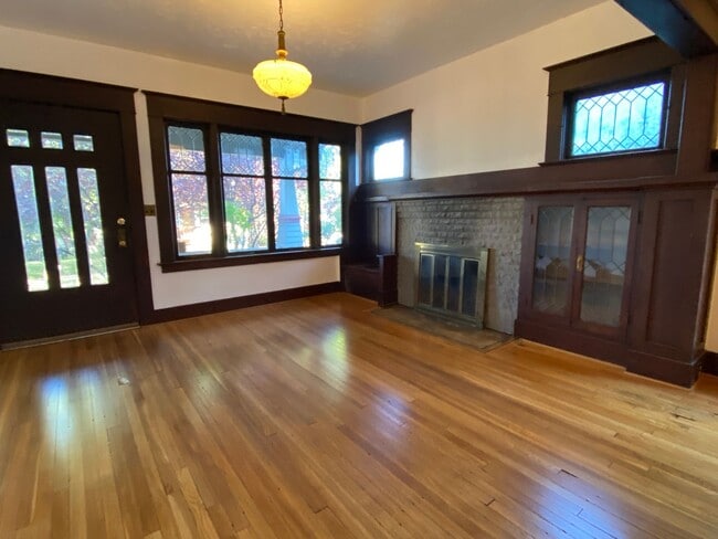 Building Photo - 4 bed 2 bath home in NE Portland for Rent