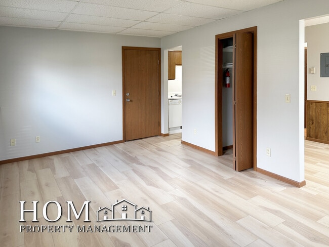 Building Photo - 1701 Pleasant View Dr