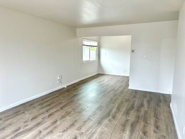 Foto del edificio - 3060 Logan St