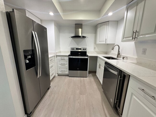 Building Photo - Annual unfurnished nicely renovated 2/2 villa near the Ringling Museum