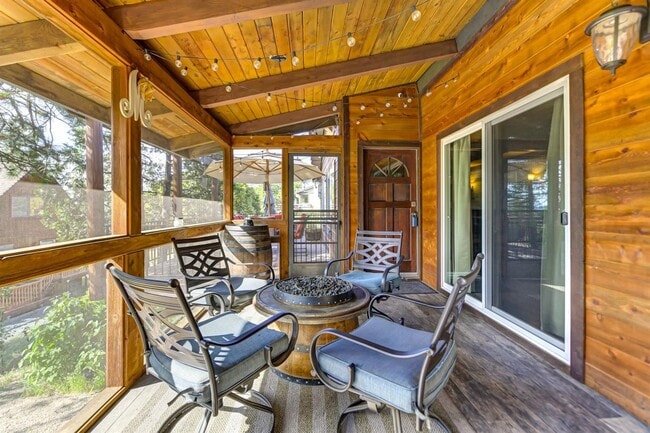 Building Photo - 2 Bedroom Home Tucked away in the Sierras