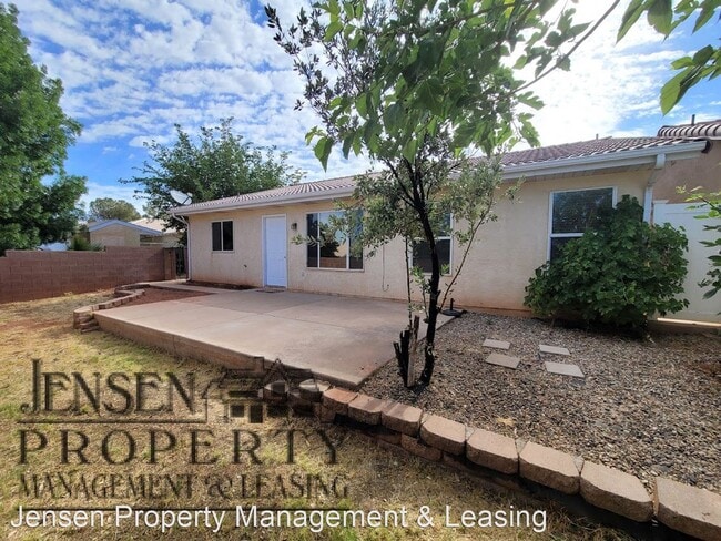 Building Photo - 3 br, 2 bath House - 787 North Warm Spring...