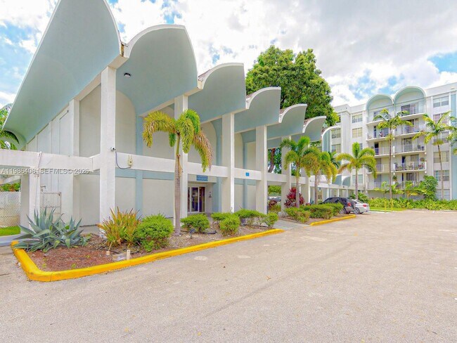 Foto del edificio - 484 NW 165th St