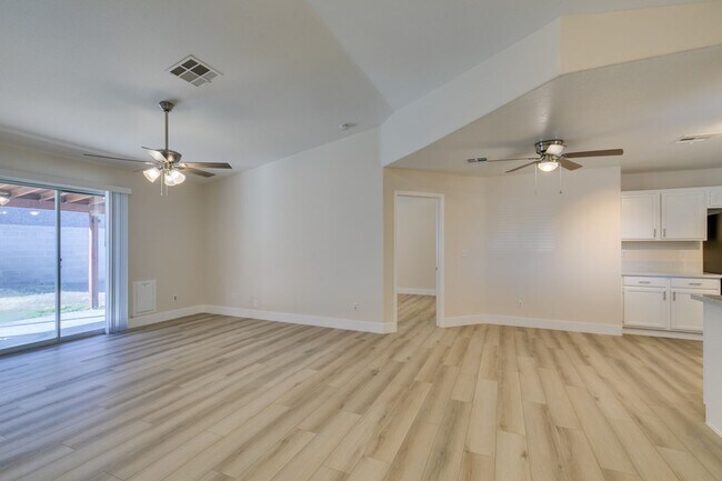 Foto del edificio - Charming 3-Bed, 2-Bath Single-Story Home i...