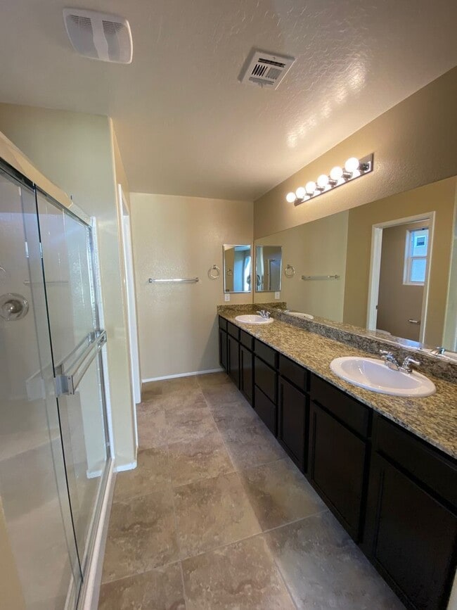 Foto del edificio - Beautiful Townhouse with 3-Car Garage & Loft — A Must-See!