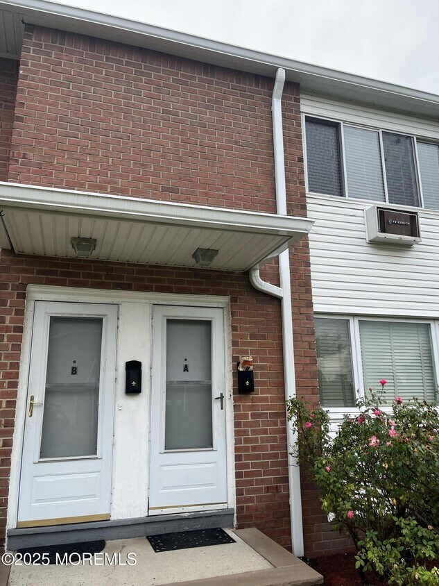 Primary Photo - 35 Sternberger Ave
