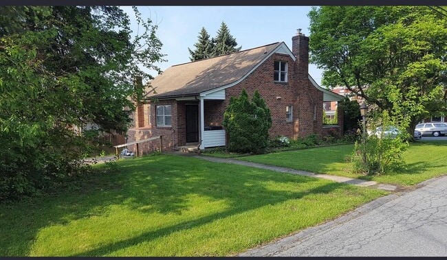 Building Photo - 731 S 27th St