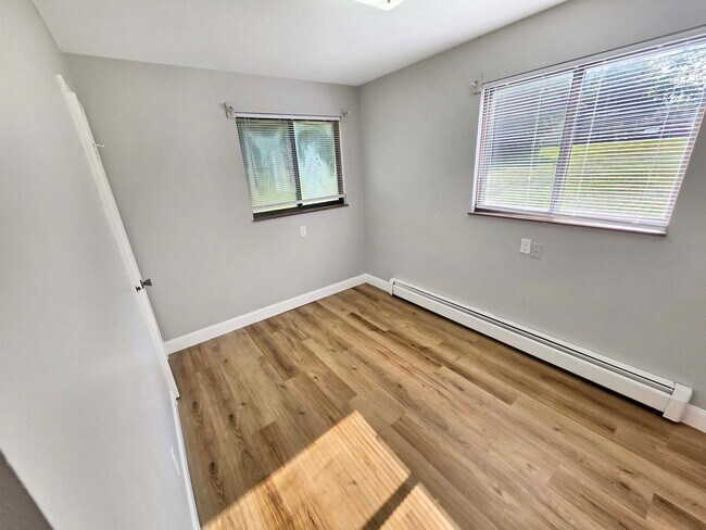 Foto del edificio - 136 N Lake St