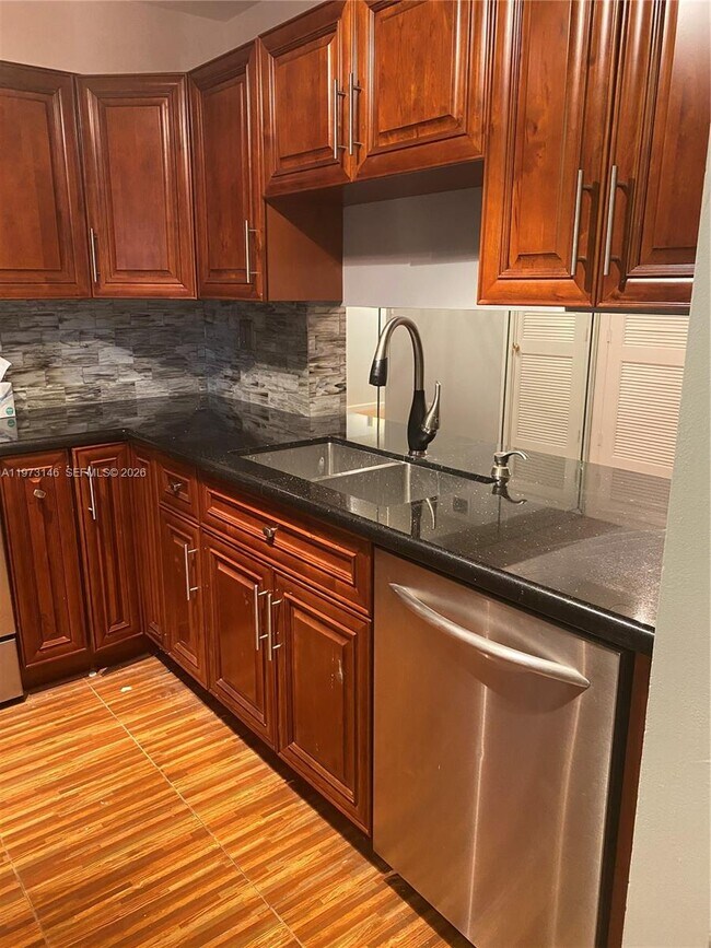 Foto del edificio - 706 Gardens Dr